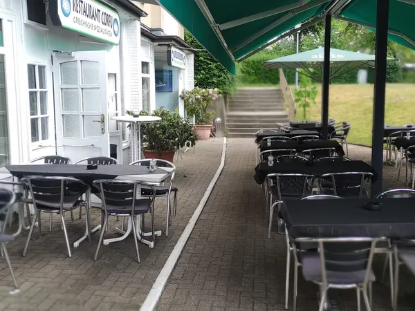 Typische griechische Spezialitäten präsentiert